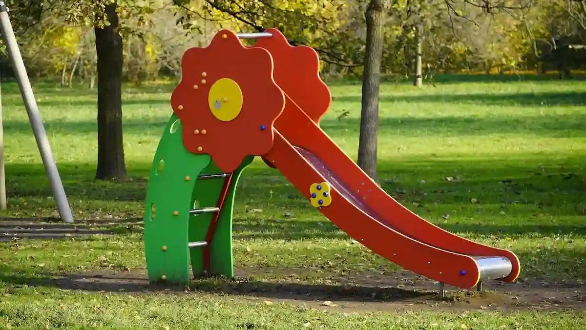 Volantino razzista al parco giochi, subito rimosso dai residenti: «Qui i bambini giocano tutti insieme» - 