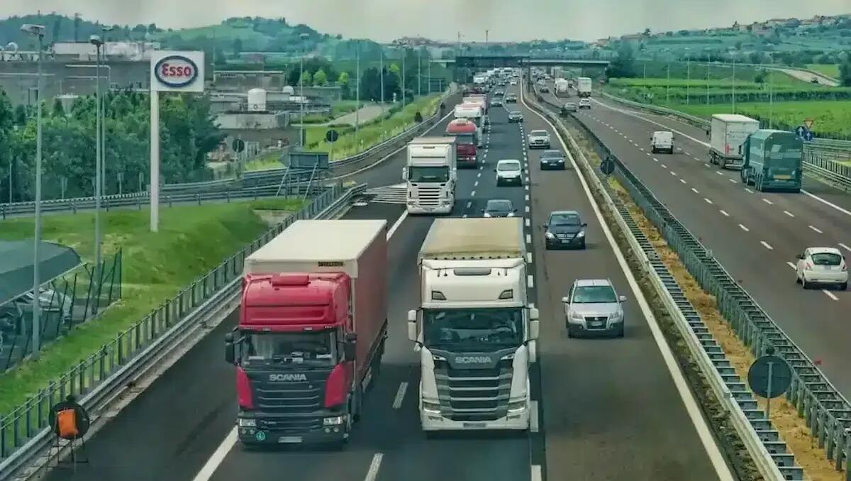 Tir perde una bobina di ferro sulla carreggiata: A4 in tilt - 