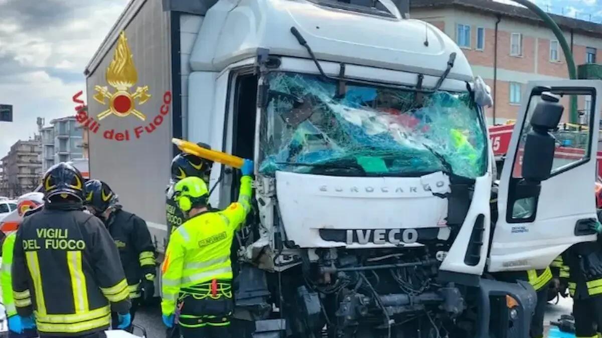 Grave tamponamento tra camion, autista intrappolato nella cabina: estratto dalle lamiere, elitrasportato - 