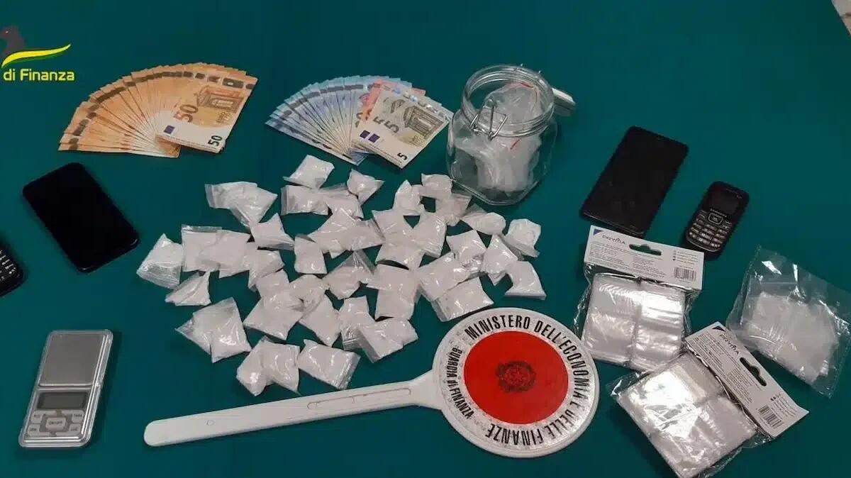 Smantellata rete di spaccio nel cuore della città: trovato deposito di droga, un arresto e tre denunce - 