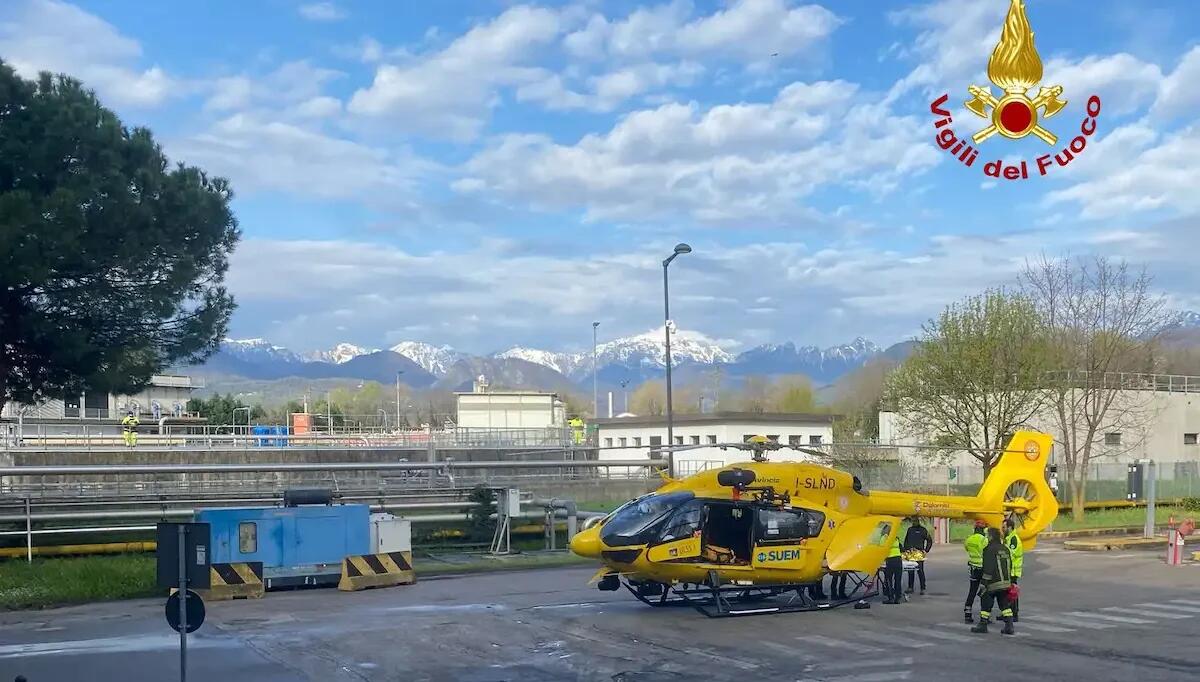 Furgone finisce nella fossa di scarico di un impianto: autista estratto ed elitrasportato in ospedale - 