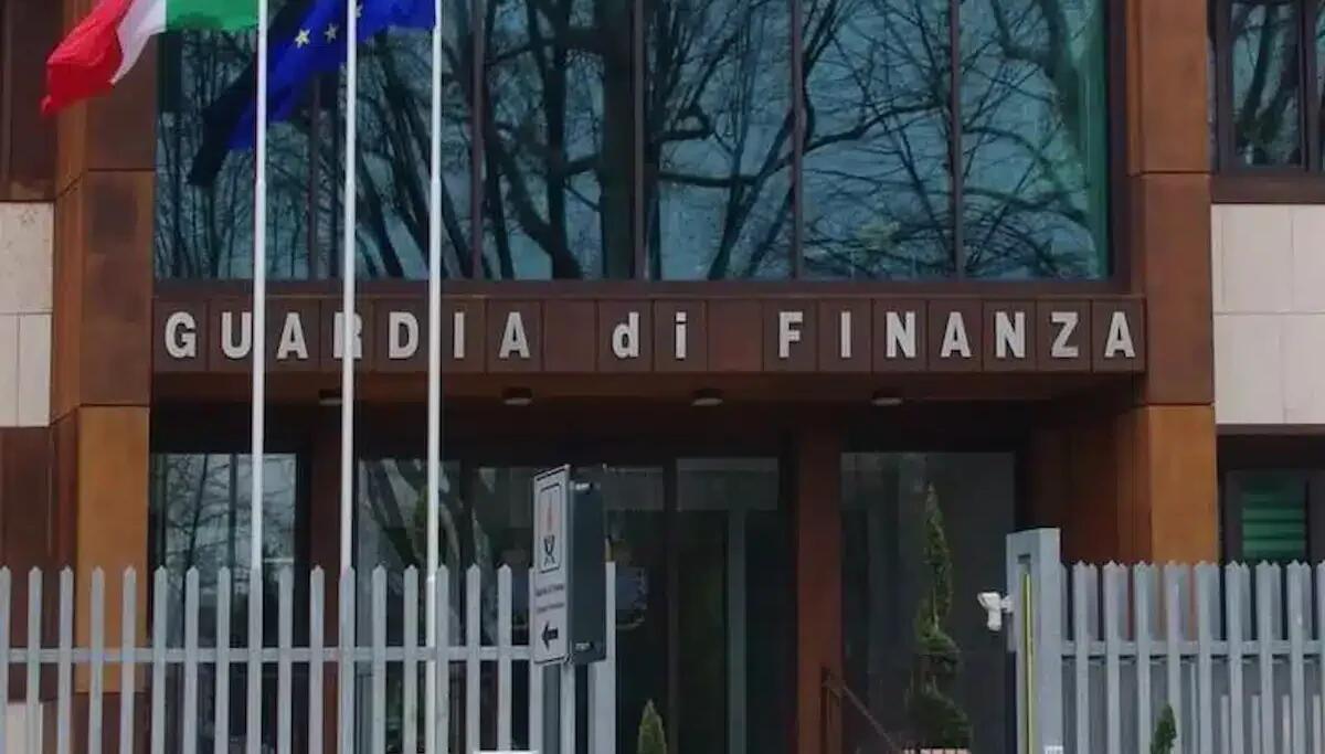 Guadagnava falsificando documenti e dichiando redditi irrisori: scoperto falso notaio - 