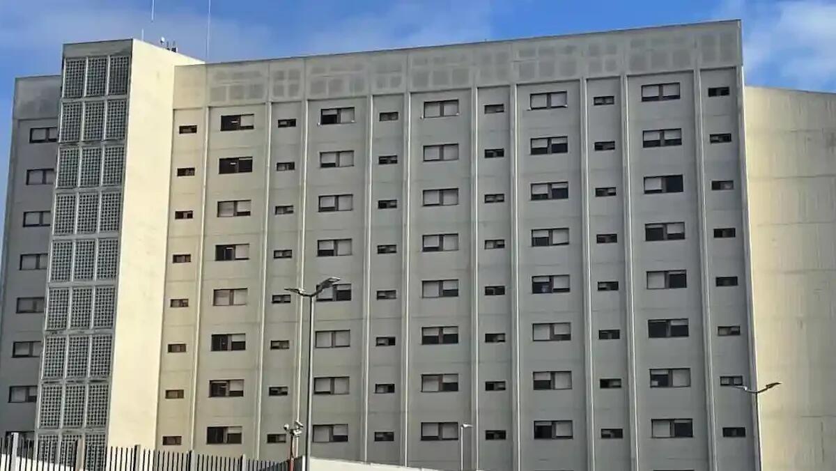 Un detenuto si autolesiona e in infermeria aggredisce gli agenti: feriti con 30 giorni di prognosi - 