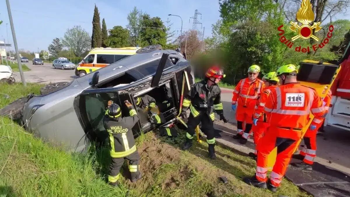 Violento scontro tra due auto a Pordenone, i pompieri tagliano il tetto del veicolo per estrarre una donna - 