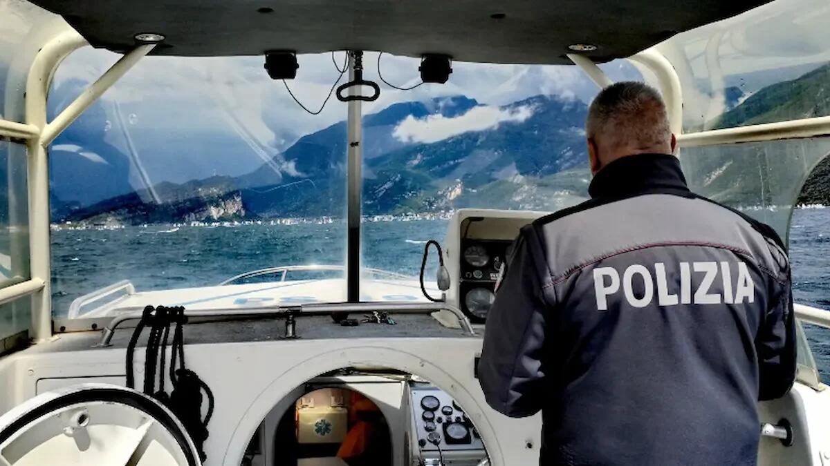 Forte vento, lago agitato: catamarano si rovescia, due diportisti lottano contro le onde - 