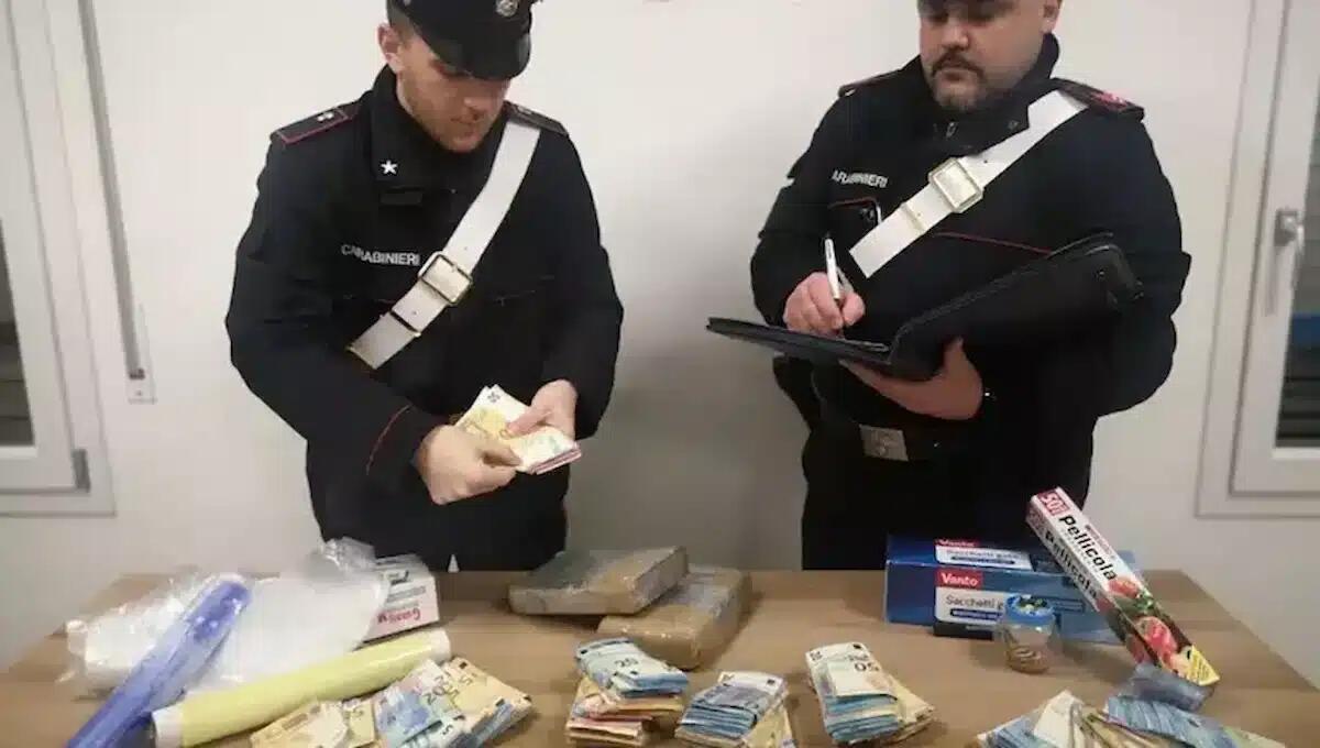 Gestiva una rete di spaccio da casa sua: arrestata 33enne con oltre 200 dosi di droga - 