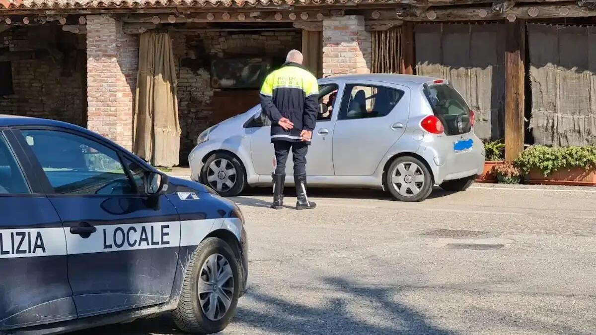 Furbetti dei parcheggi nel mirino della polizia locale: usavano contrassegni per disabili in modo illecito - 