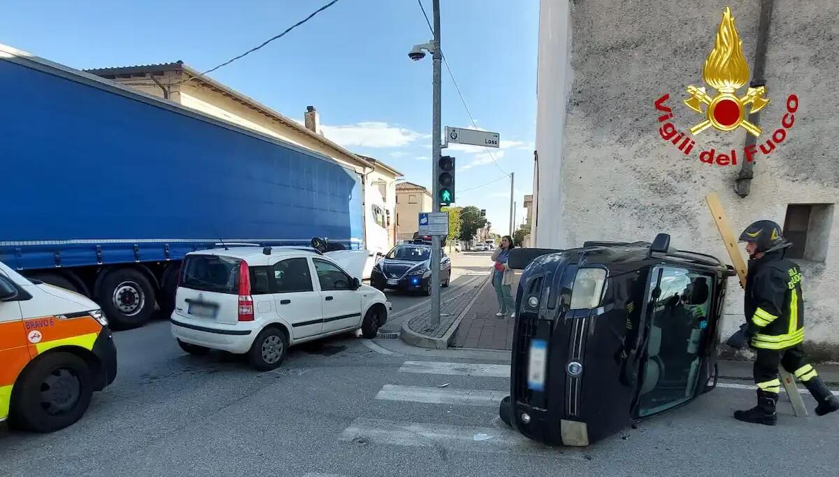 Scontro tra due Fiat Panda, una finisce ribaltata: ferite due donne - 