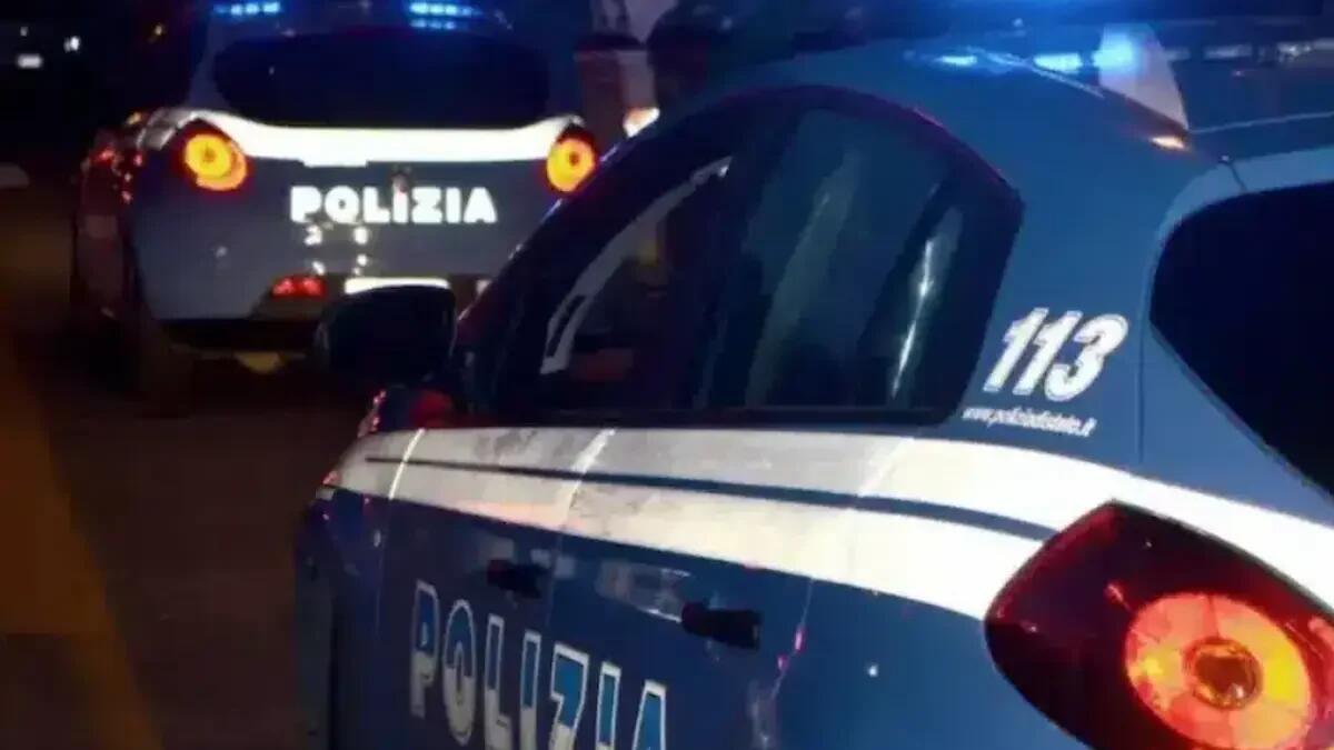 Inseguito da due uomini con una catena: la Polizia lo salva, ma poi aggredisce gli agenti. Arrestati tutti. - 