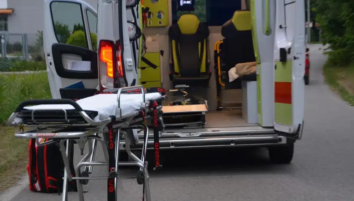 Pedone travolto da un'auto: 20enne ricoverato in prognosi riservata - 