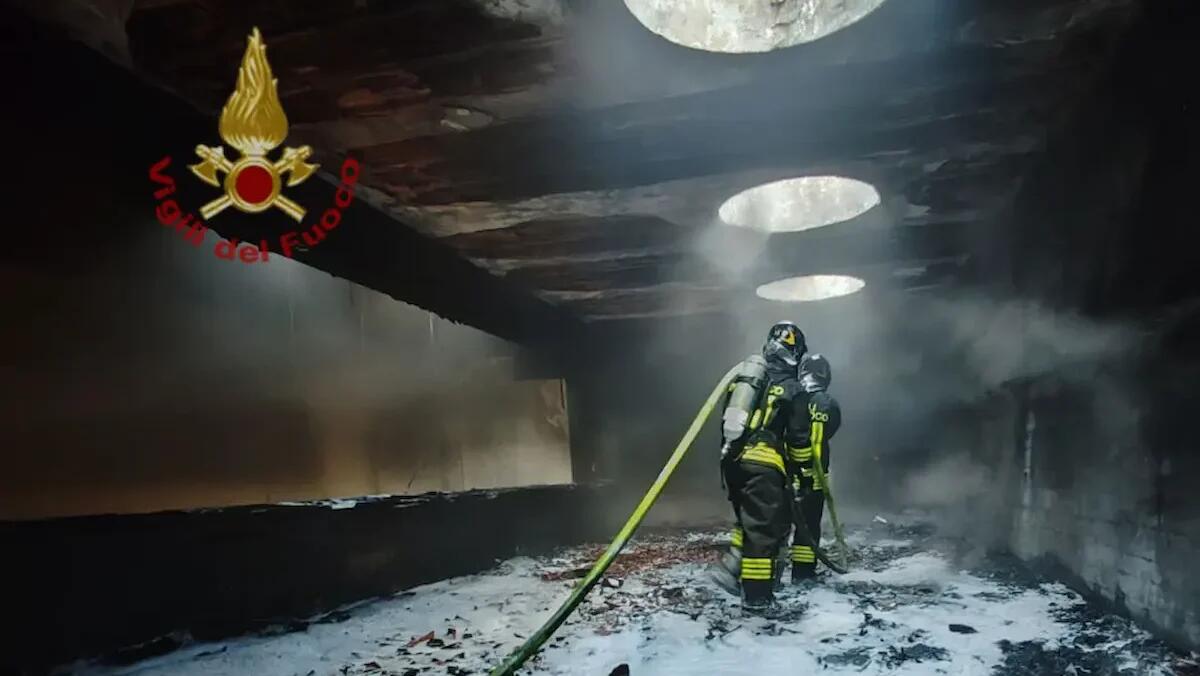 Scoppia un incendio all'interno di un edificio: strutture distrutte dalle fiamme, indagini in corso - 
