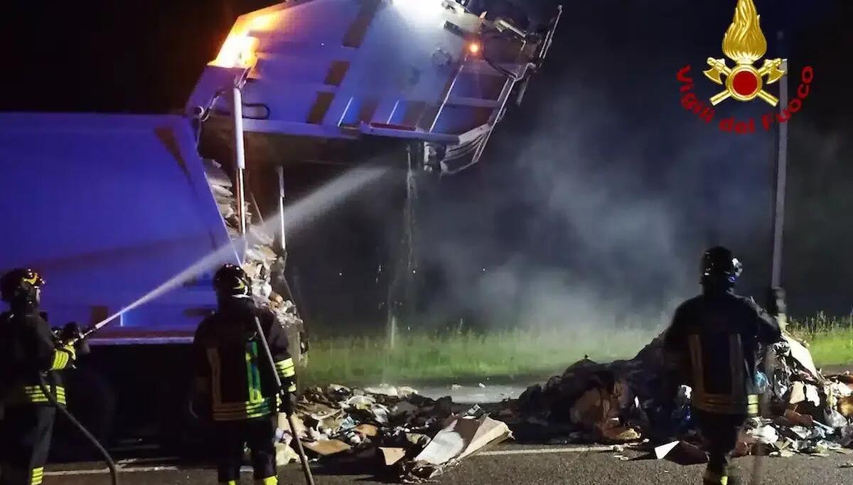 Camion compattatore prende fuoco: autista si accorge del fumo e scende dal mezzo in tempo - 