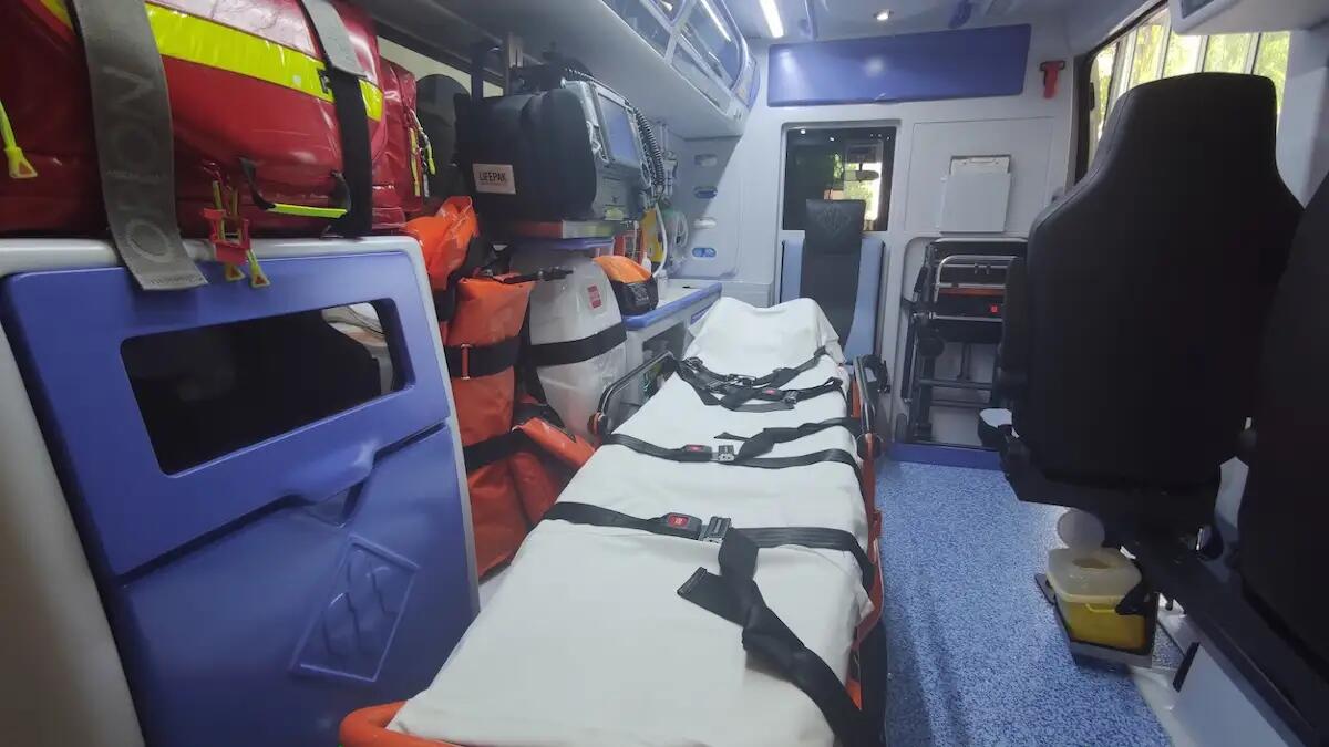 Conducente perde il controllo dell'auto, invade la corsia opposta: una donna ferita e traffico in tilt - 