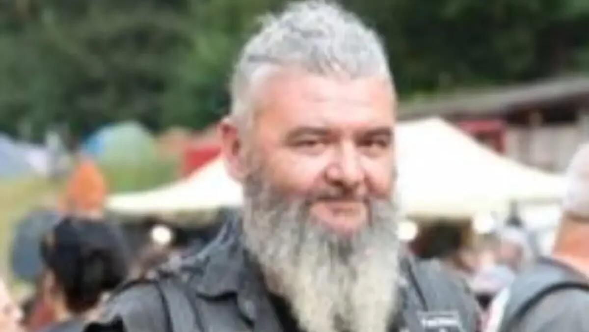 Non si presenta al pranzo di Pasqua, la sorella lo trova morto nel letto: stroncato da un malore a 51 anni - 