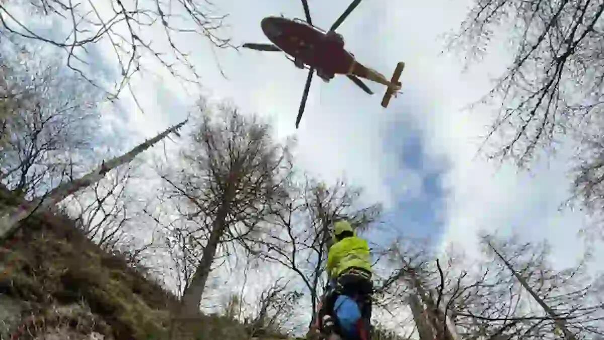 Terribile caduta in montagna, 72enne precipita per 20 metri in una scarpata: elitrasportato in ospedale - 