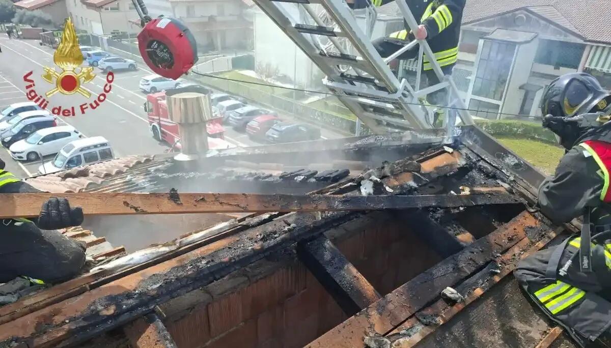 Prende fuoco il tetto di un'abitazione: le fiamme divorano la copertura in legno - 