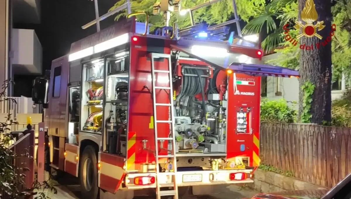 Incendio in un'abitazione, le fiamme divampano dal seminterrato: intossicate due persone - 