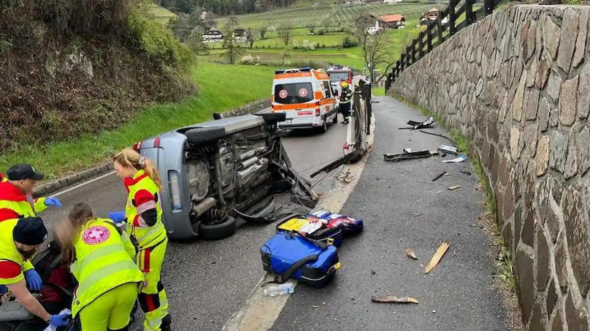 Auto urta il marciapiede, si ribalta e viene trafitta da una barra di legno: conducente miracolata - 