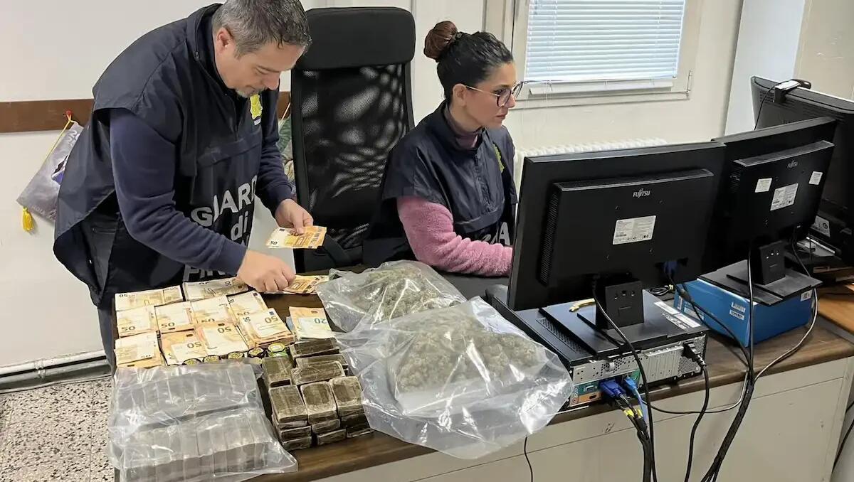 Maxi-operazione antidroga: sequestrati 18 chili di stupefacenti e 30mila euro in contanti, 3 arresti - 