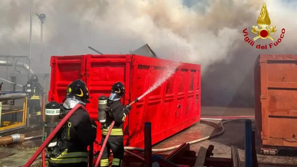 Incendio alla Bipan, vigili del fuoco al lavoro da ore: situazione sotto controllo - 