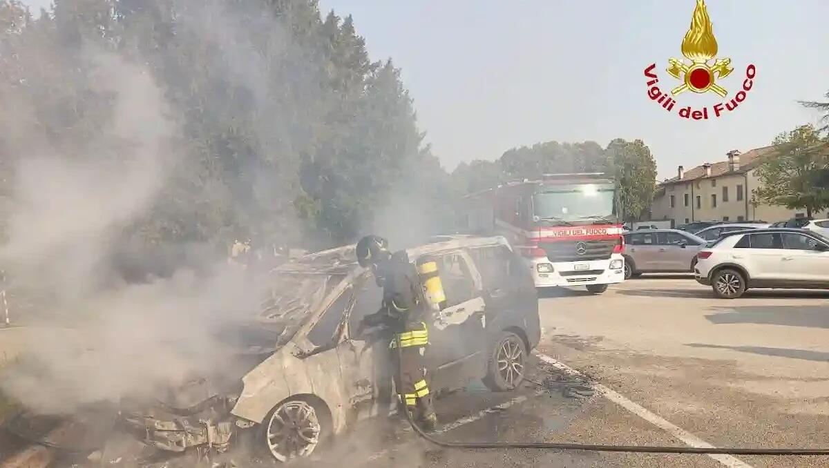 Auto in fiamme in un parcheggio, il rogo distrugge una Ford Galaxy e danneggia una Tesla - 