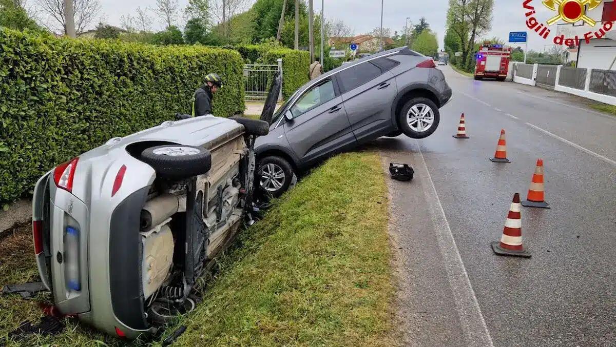 Pauroso scontro tra due auto, una finisce ribaltata sul fianco nel canale di scolo: due feriti - 
