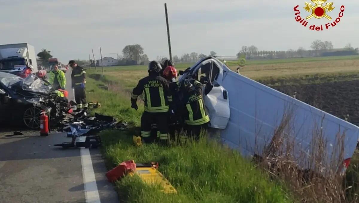 Terribile scontro auto-furgone, il bilancio è tragico: due morti e un ferito - 