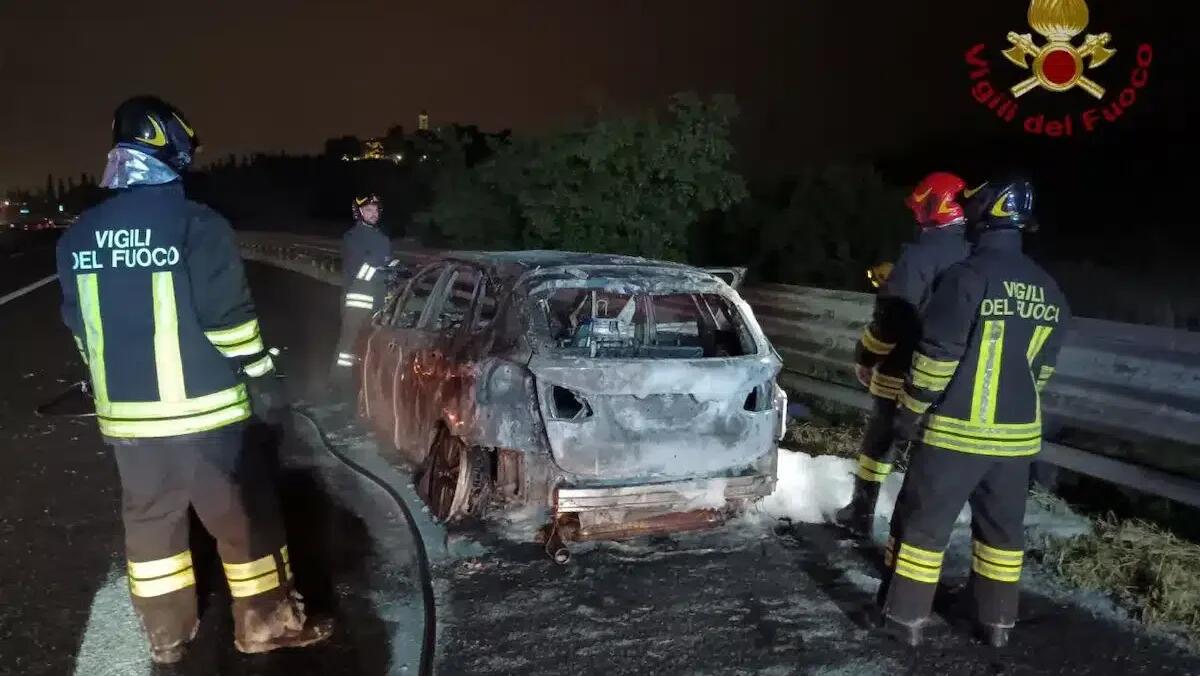 A4, conducente si accorge di un'anomalia e accosta: auto avvolta dalle fiamme subito dopo - 
