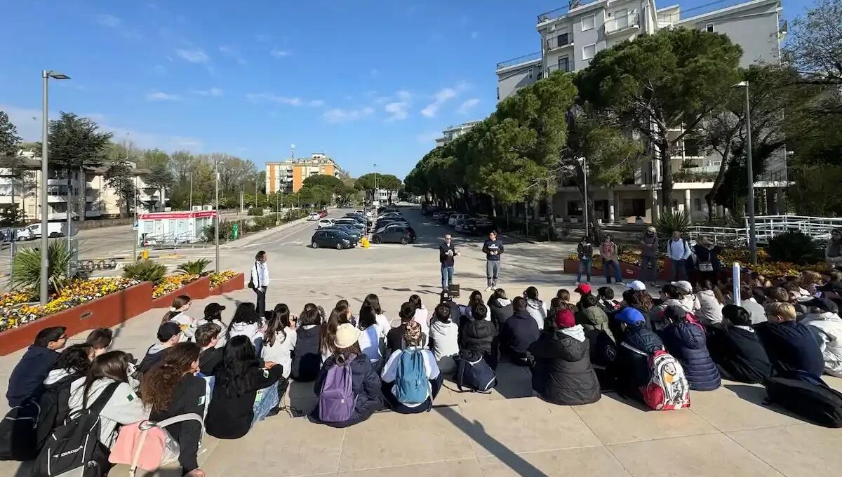 Marina Julia: 80 studenti del liceo ripuliscono la spiaggia - 
