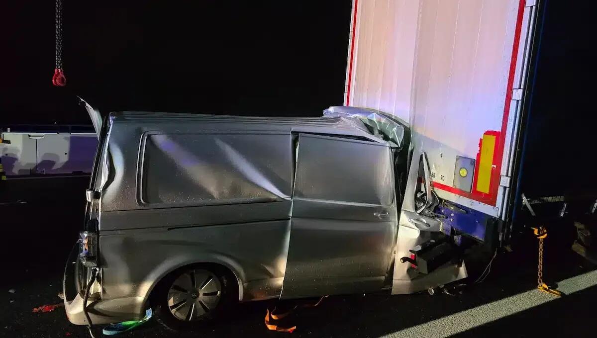 A4, furgone centra tir in sosta nella notte: un ferito grave, estratto dalle lamiere - 