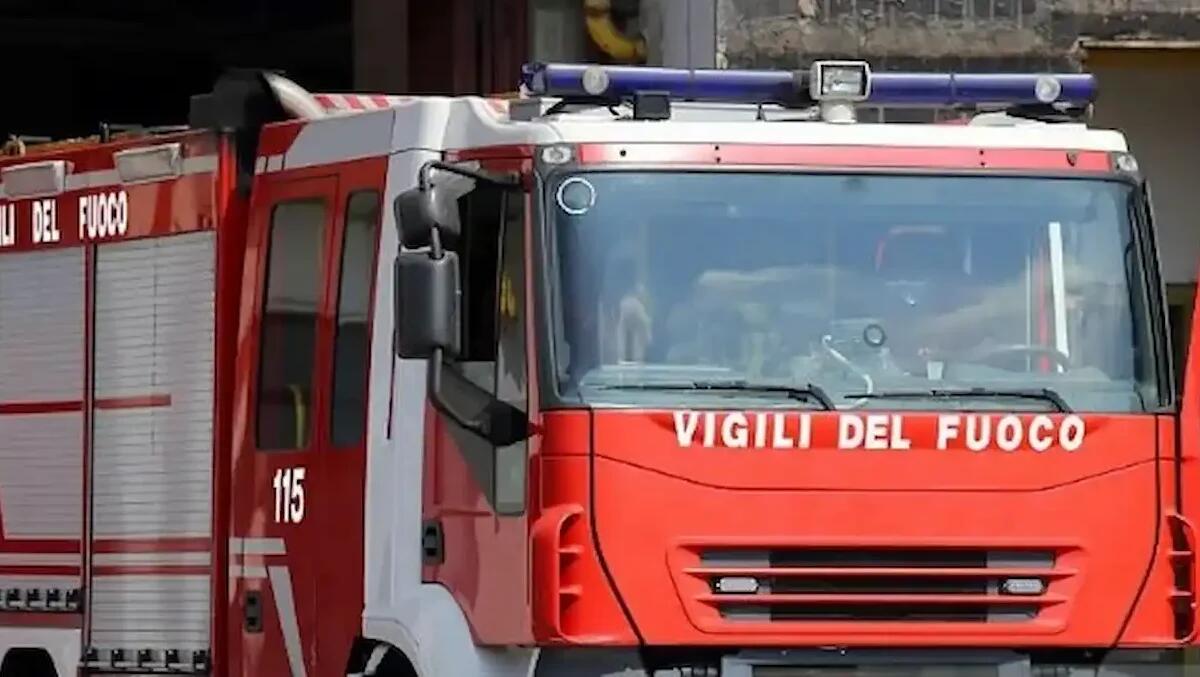 Incendio in un appartamento, in pochi minuti avvolto da un denso fumo nero: evacuazione della palazzina - 