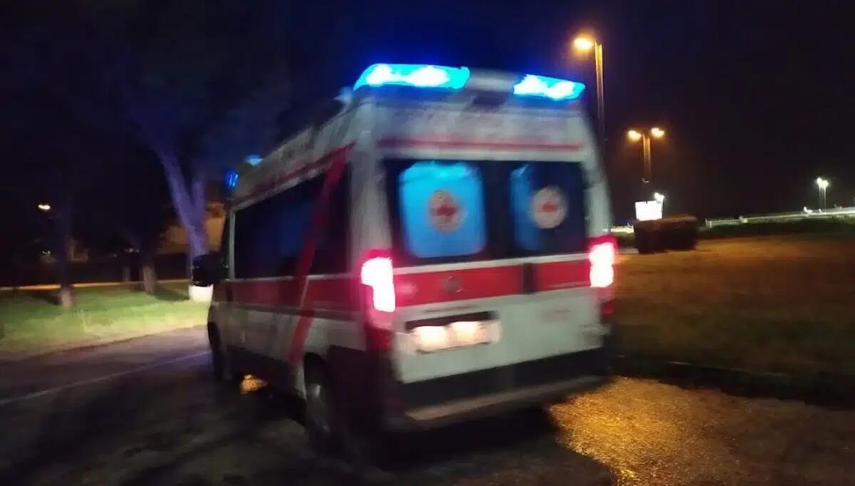 Sbanda con l'auto in Tangenziale e finisce fuori strada: 24enne all'ospedale in codice rosso - 