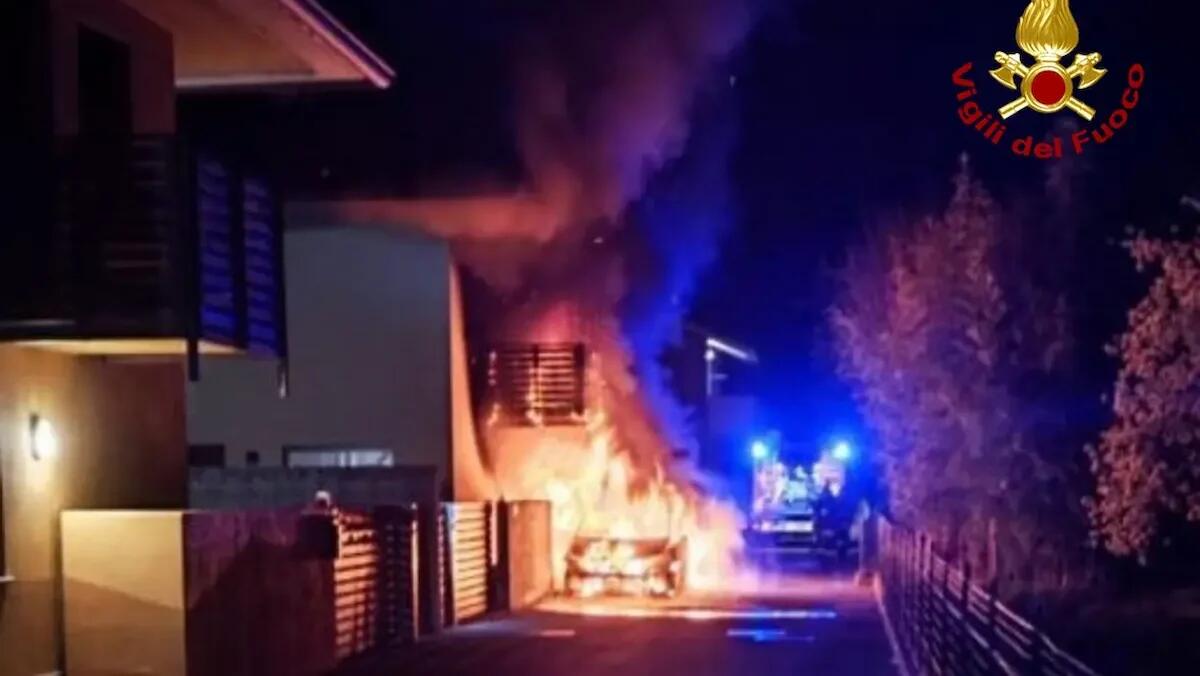 L'auto parcheggiata nel cortile va improvvisamente a fuoco, le fiamme raggiungono l'abitazione - 