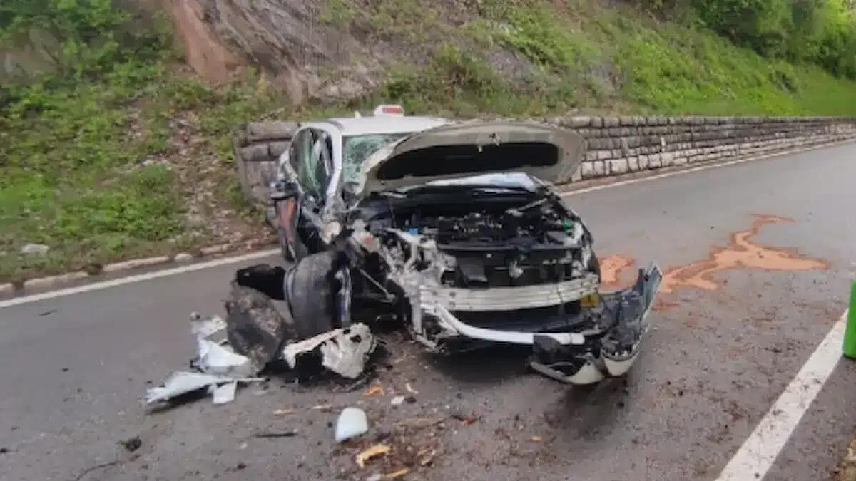 Perde il controllo del taxi e si schianta contro un albero: 50enne in ospedale, strada bloccata per ore - 