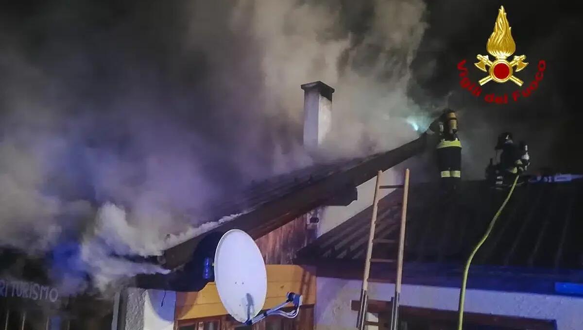 Incendio in agriturismo: le fiamme divorano il tetto.  Bombola GPL inizia a perdere, scongiurata esplosione - 
