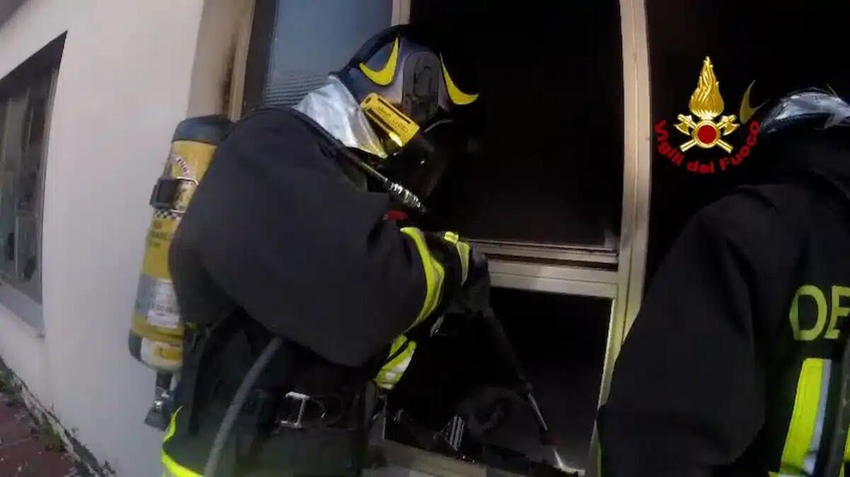 Fiamme in un'abitazione abbandonata: colonna di fumo visibile a distanza - 