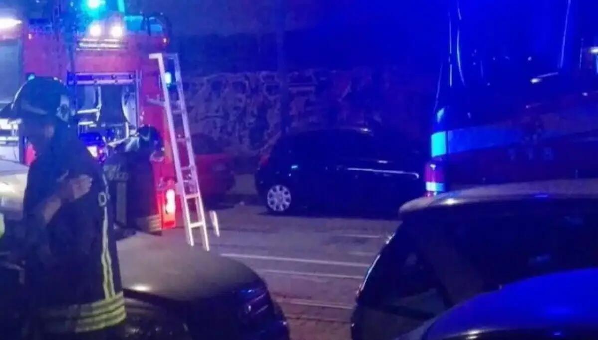Tizzone ardente cade sul divano, la casa va a fuoco: madre e figlio intossicati, ustionato il cane - 