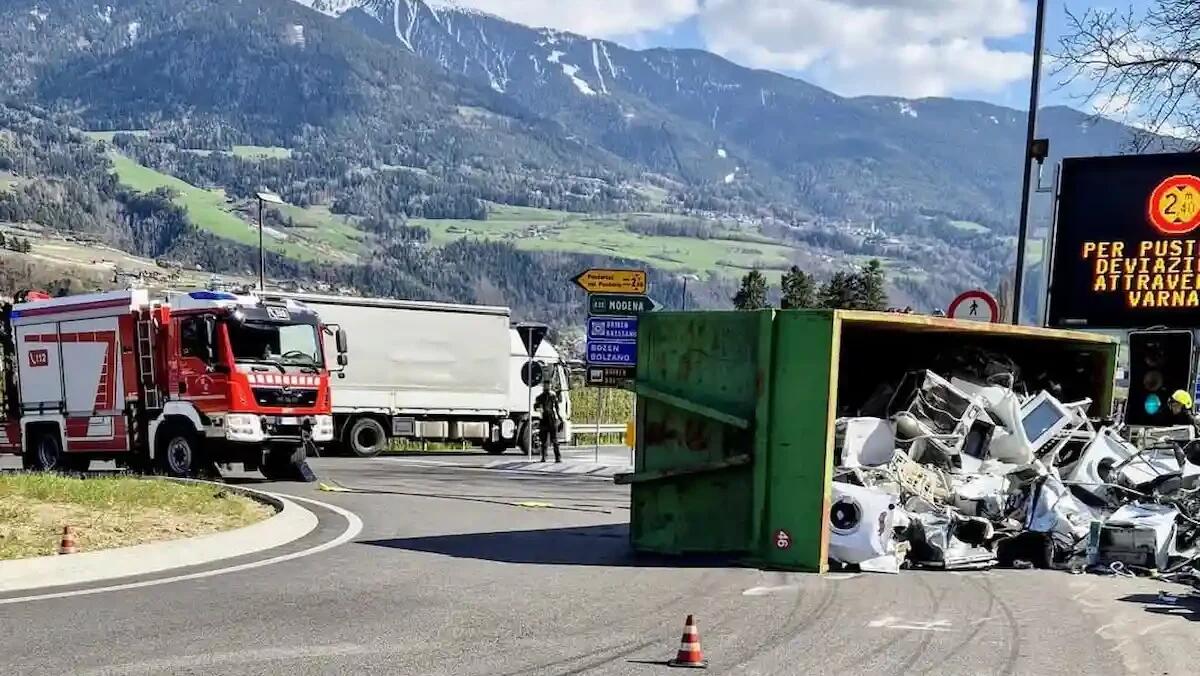 Container si ribalta in rotonda: elettrodomestici usati finiscono sull'asfalto - 