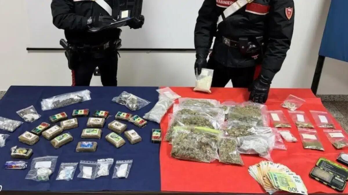 Menù alla carta per i suoi "clienti": cameriere aveva oltre 3 chili di droga di ogni tipo in casa -