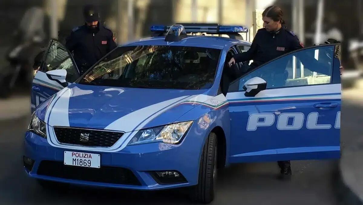Forano la parete e svaligiano il negozio: rubati profumi di marca, ladri in fuga - 