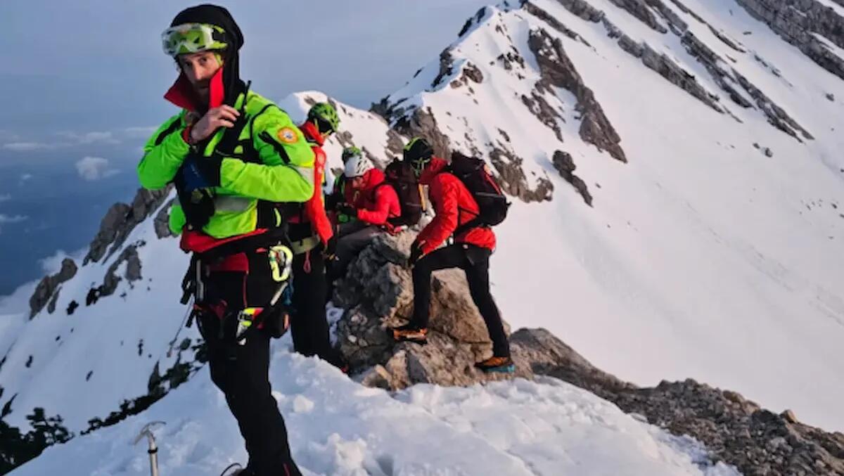 Sale fino in cima al monte, ma poi rimane bloccato a 2.100 metri: scattano i soccorsi per salvare il turista - 