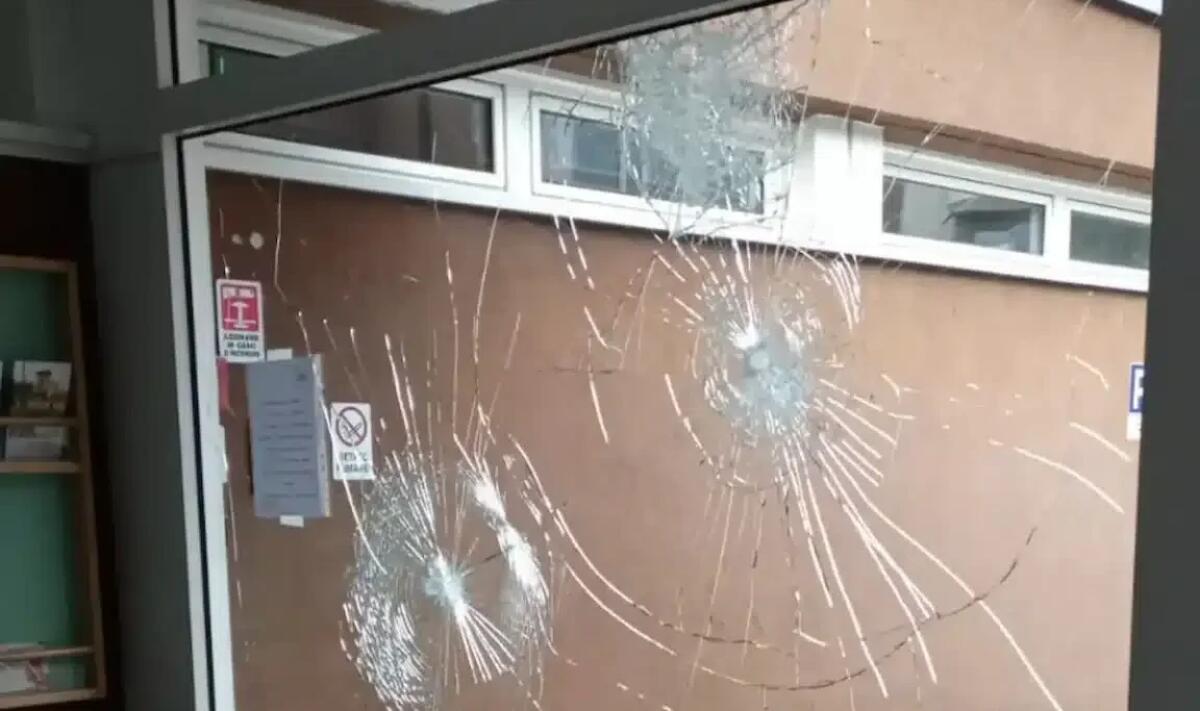 Sassate alla scuola materna nella notte: danneggiati i vetri della struttura - 