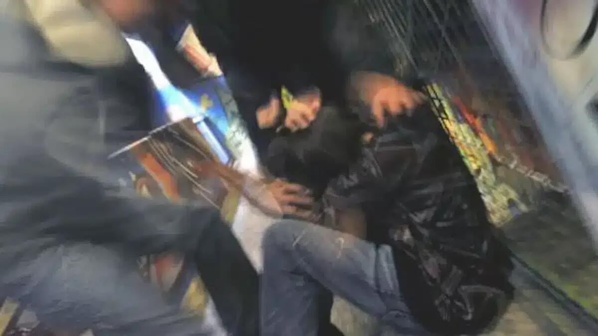 Rissa tra ragazzi nel centro città, intervengono le forze dell'ordine: un giovane rimane ferito - 