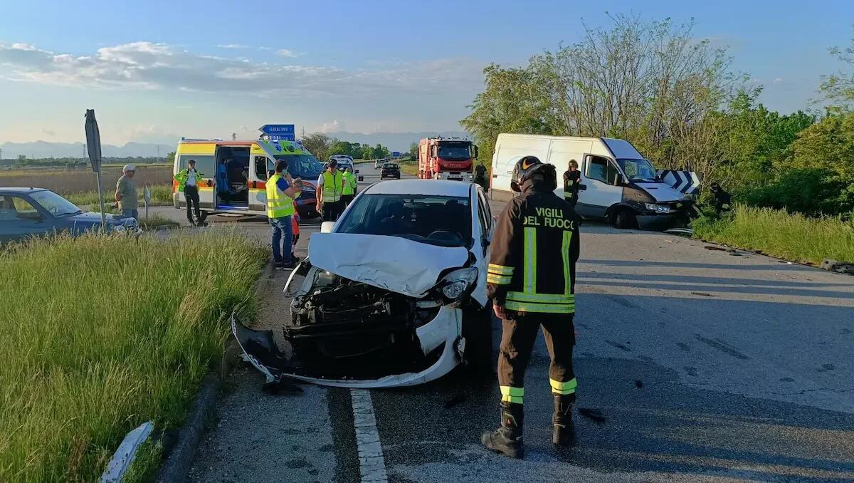 Pozzuolo del Friuli, violento scontro tra auto e furgone a Terenzano: un ferito, traffico rallentato per 2 ore - 
