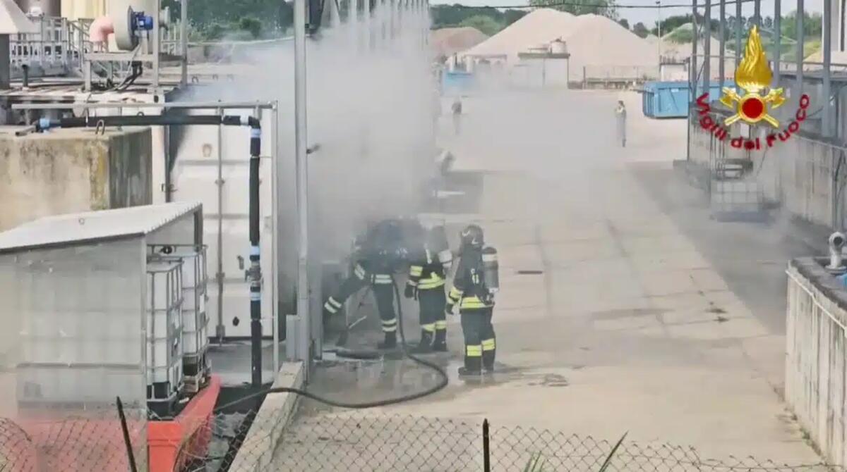 Incendio in azienda di smaltimento rifiuti: in fiamme il container per la depurazione delle acque scure - 