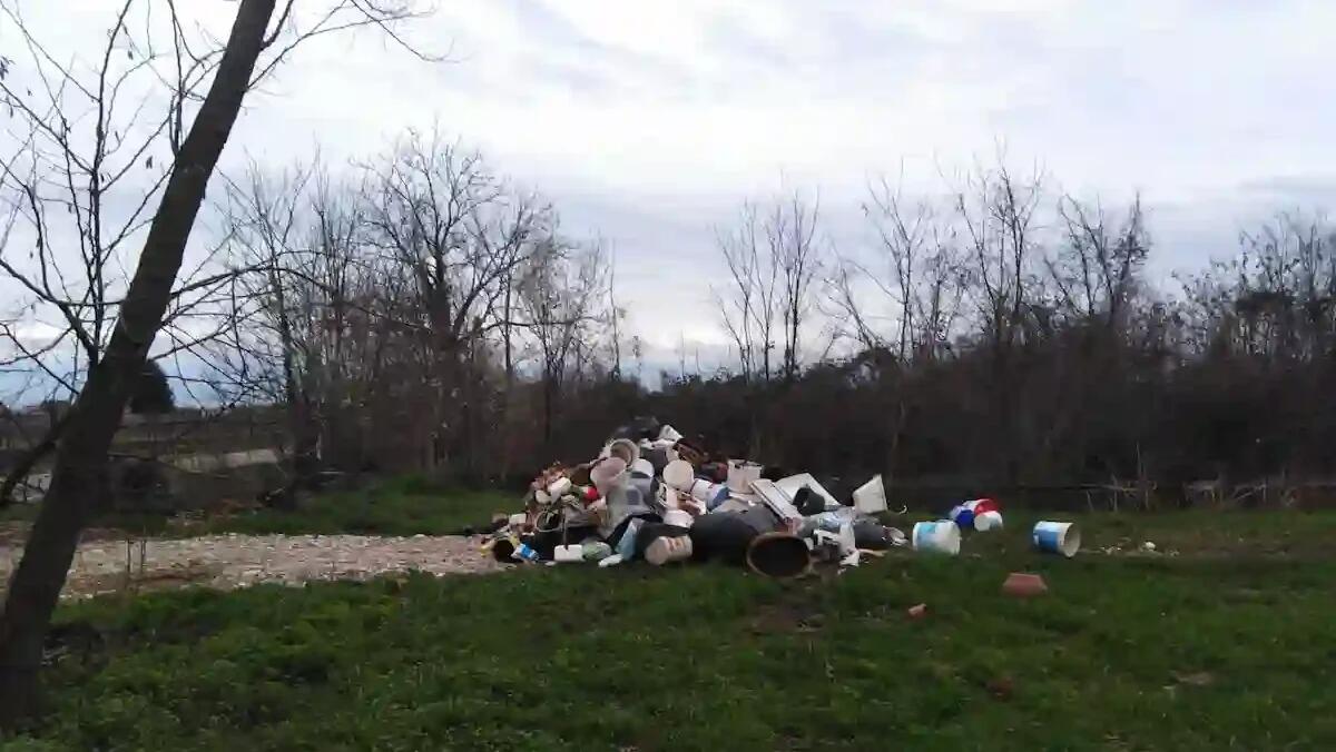 Cumulo di rifiuti abbandonati per strada, alcuni pericolosi: scoperto e denunciato imprenditore edile - 