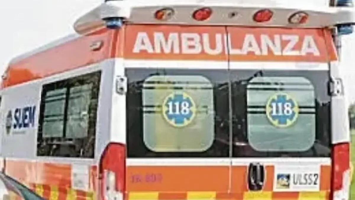 Incidente mortale, scontro tra una moto e un trattore: vani i soccorsi per il centauro - 