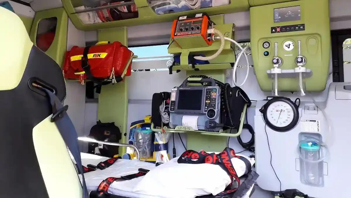 Autotrasportatore rimane ferito durante lo scarico di un furgone: finisce in pronto soccorso - 