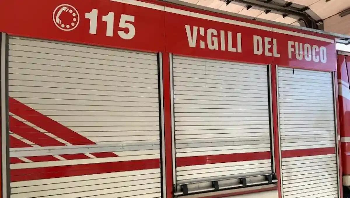 Il rogo parte dalla cucina, le fiamme si propagano rapidamente: evacuata la palazzina, 6 intossicati - 