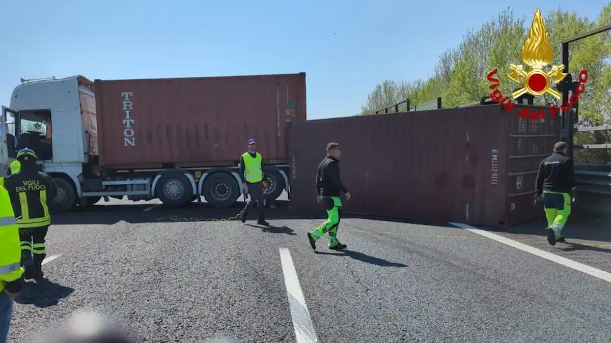 Rimorchio camion si rovescia in mezzo alla carreggiata: autostrada bloccata, traffico in tilt - 